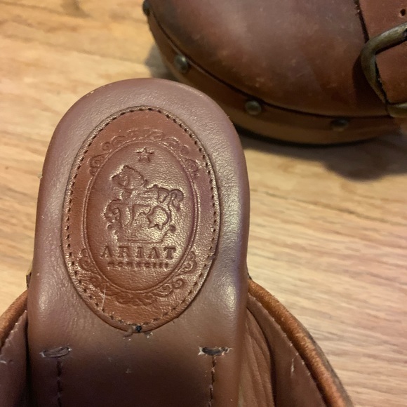Ariat - Picture 2 of 5